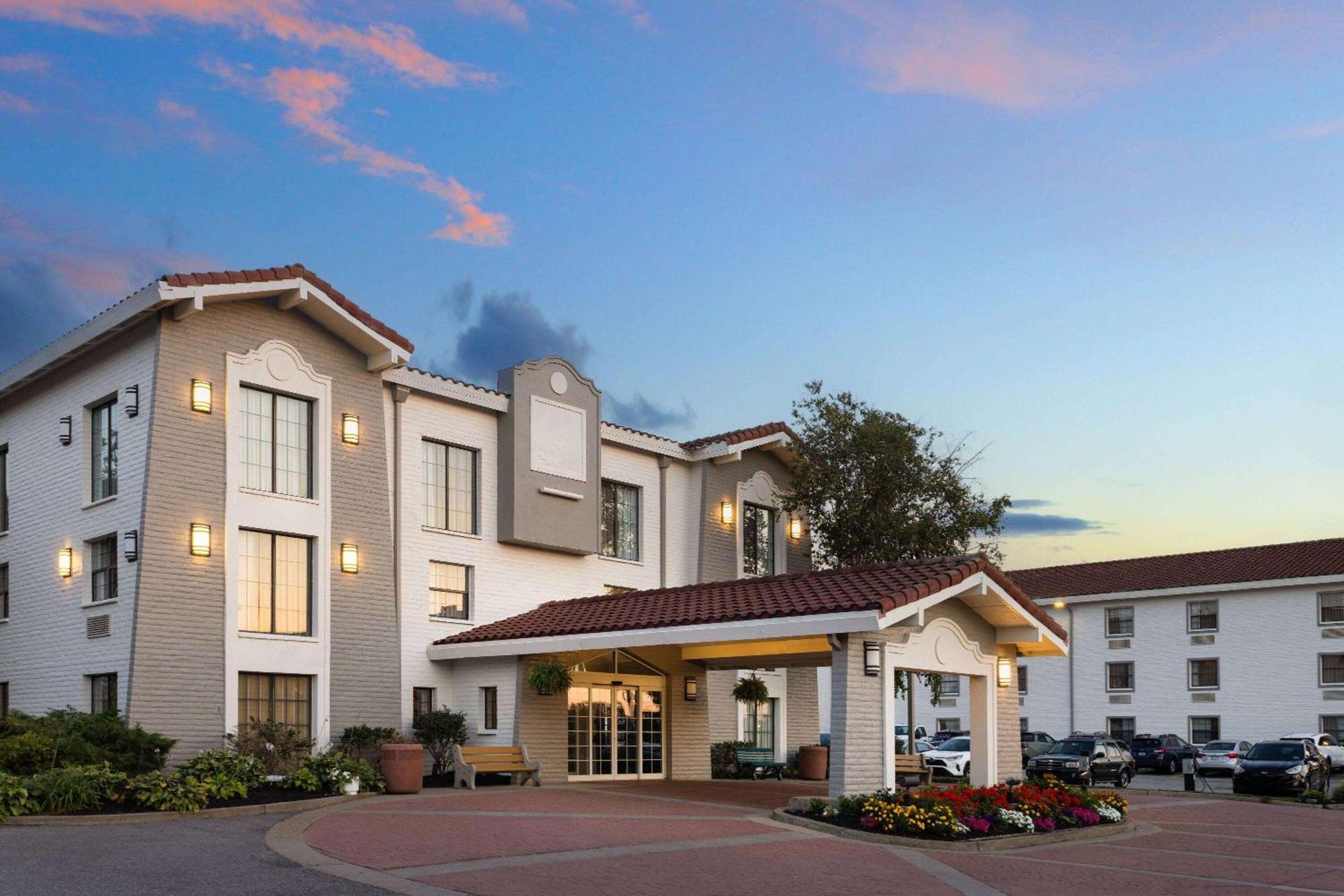 La Quinta Inn By Wyndham Pittsburgh Airport Moon Township Buitenkant foto