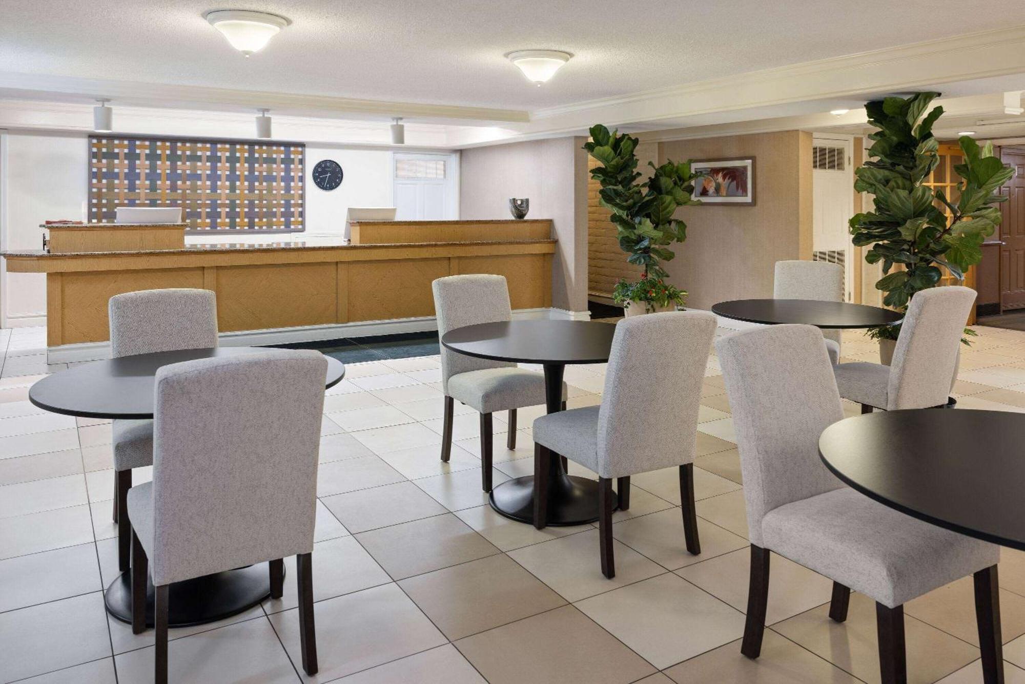 La Quinta Inn By Wyndham Pittsburgh Airport Moon Township Buitenkant foto