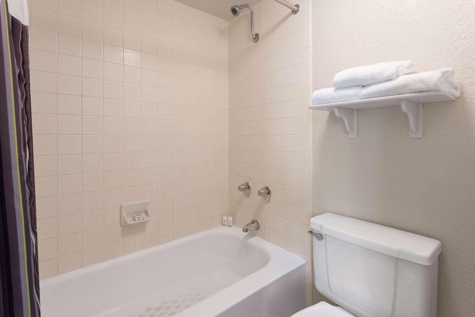 La Quinta Inn By Wyndham Pittsburgh Airport Moon Township Buitenkant foto
