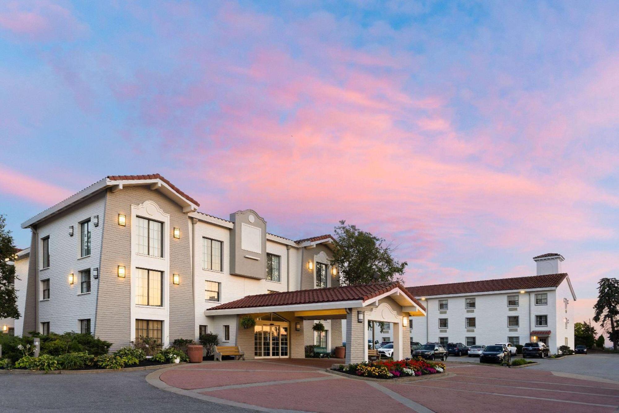 La Quinta Inn By Wyndham Pittsburgh Airport Moon Township Buitenkant foto